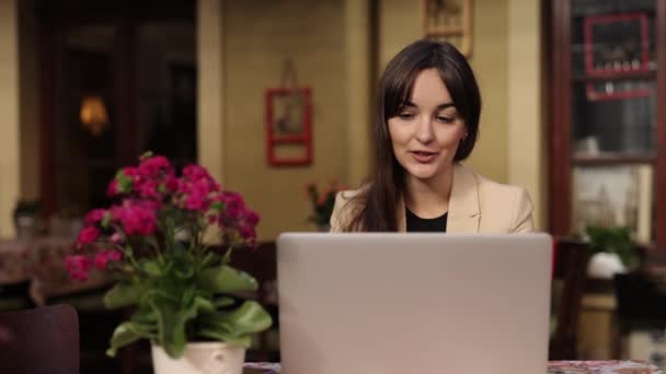 Millennial Kvinde Webcam Samtale Interview Kommunikerer Flot Ung Pige Studerer – Stock-video