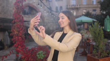 Profesyonel kadın, yönetici fotoğrafı, mobil oto portresi. İş meraklısı kadın kendini mobil cihazla fotoğraflıyor..