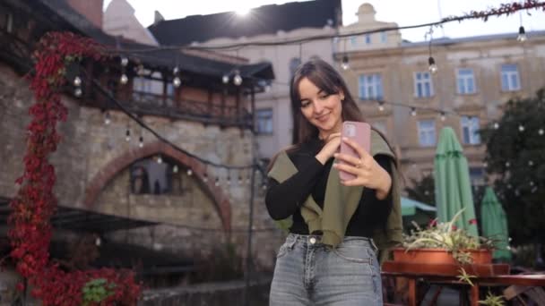 Selfie Influencer Selfie 매혹적인 여성은 카메라로 셀카를 캡처합니다 — 비디오