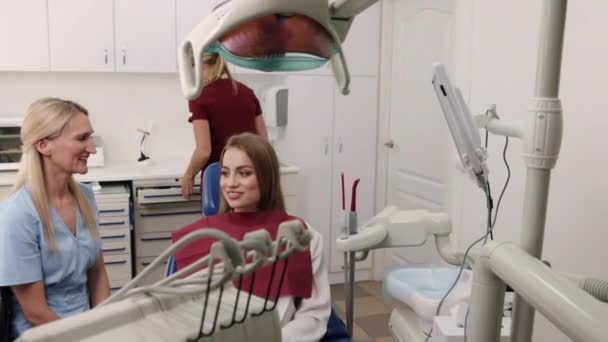 Tandläkarbehandling Förberedelseprocedur Tandläkarrådgivning Samråd Med Tandläkare Beredskap För Nödvändig Tandvård — Stockvideo