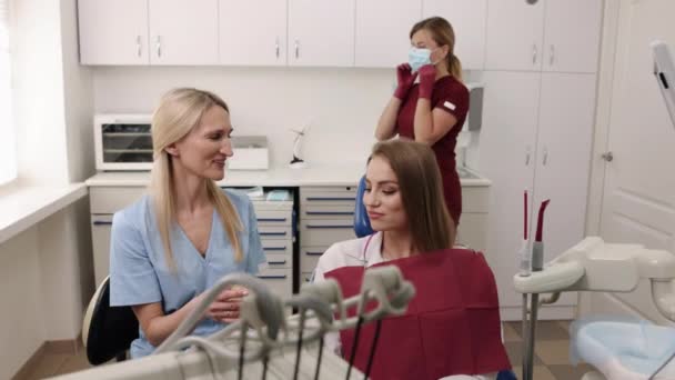 Zubní Kliniky Ukázka Modelu Diskuze Proceduře Žena Chápe Její Léčebný — Stock video