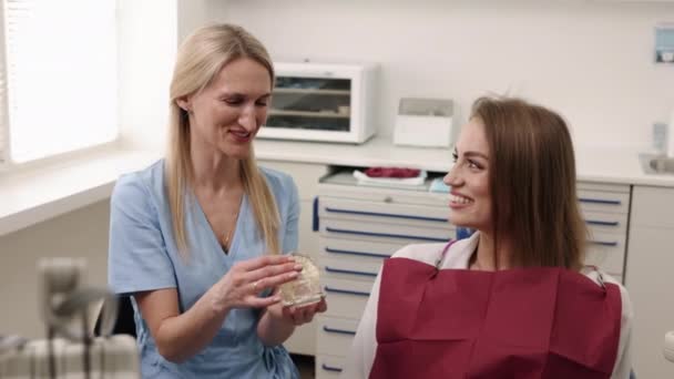 Tanddemonstration Patientinteraktion Behandlingsplan Tandläkare Kommunicerar Behandlingsplan Till Kvinnliga Patienter Demonstrera — Stockvideo