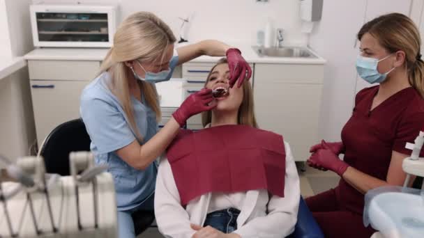 Checkup Tänder Doktorn Undersöker Behandlingsmetoder Karies Förebyggande Och Behandling Karies — Stockvideo