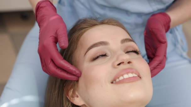 专家程序 病人诊断 Jaw咨询 正牙专家正在对下颌骨关节的女性患者进行触诊 — 图库视频影像