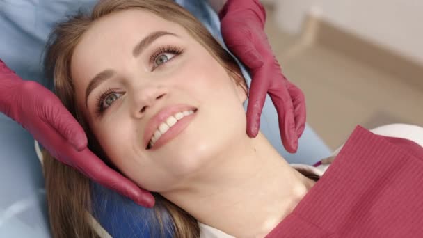歯科手術 歯科検査 専門家相談 女性患者顎関節は 訓練を受けた矯正歯科医によって物理的に検査されています — ストック動画