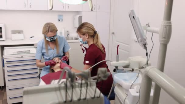 Δόντια Ασθενούς Αποκατάσταση Δοντιών Θεραπεία Αποκατάστασης Οδοντίατρος Χρησιμοποιεί Υπεριώδες Φως — Αρχείο Βίντεο