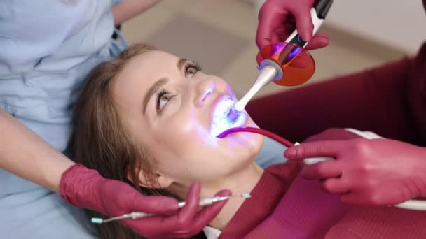 Restauro Dei Denti Terapia Clinica Restauro Odontoiatria Stomatologo Applica Luce — Video Stock