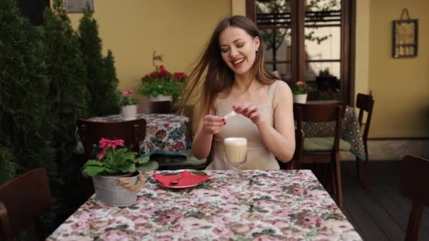 Aguantando Cuchara Vertiendo Azúcar Saboreando Café Mujer Está Disfrutando Café — Vídeo de stock