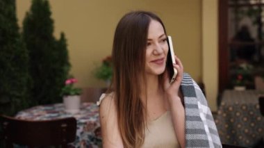 Kadın sohbeti, kahve iletişimi, telefon iletişimi. Kafede, telefonda konuşan kadın..
