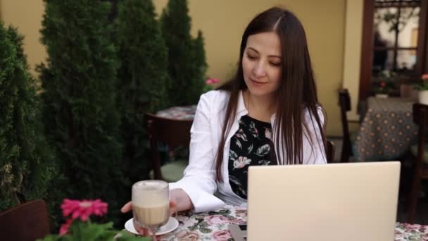成功的女性 远程在线 在线课程 在外面的咖啡馆里 女自由撰稿人在笔记本电脑上专心致志地工作 — 图库视频影像