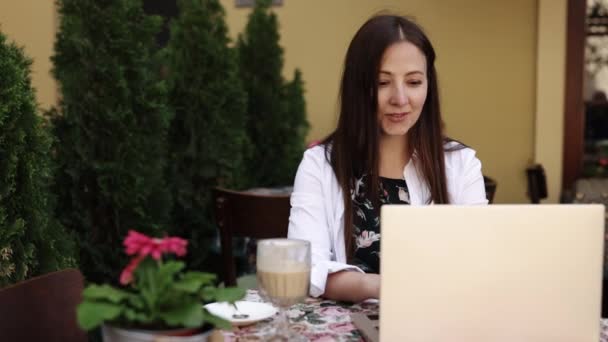 Nieformalny Styl Profesjonalny Czat Wolna Kawiarnia Kawiarni Zewnątrz Kobieta Freelancer — Wideo stockowe