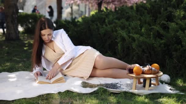 Vrouwen Leren Vrijetijdsroman Vrijetijdslezen Comfortabel Liggend Een Picknickdeken Het Park — Stockvideo