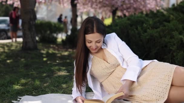 Student Woman Relaxing Book Woman Book Dáma Natažená Piknikové Přikrývce — Stock video
