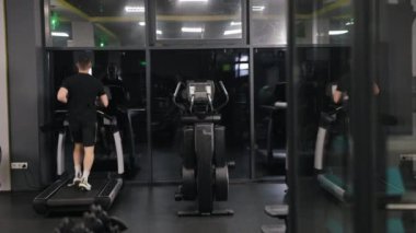 Spor salonu motivasyonu, koşu bandı hızı, koşu bandı. Jimnastik meraklısı koşu bandında koşarken aşırı kalori yakıyor..