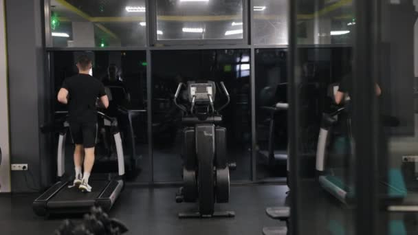 체육관 체육관 체육관 매니아는 머신에서 실행하여 칼로리를 태우고 있습니다 — 비디오