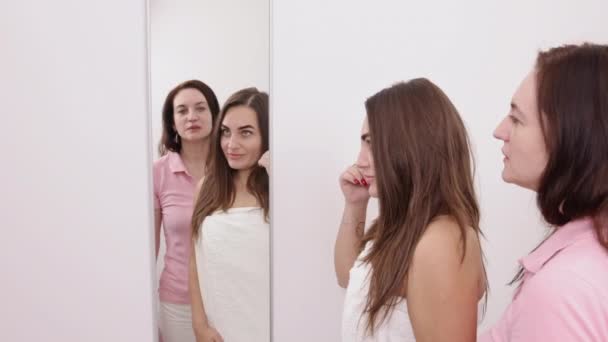 Kosmetika Kožní Diagnóza Kosmetika Pomocí Zrcadla Žena Klientka Vede Kosmetičku — Stock video