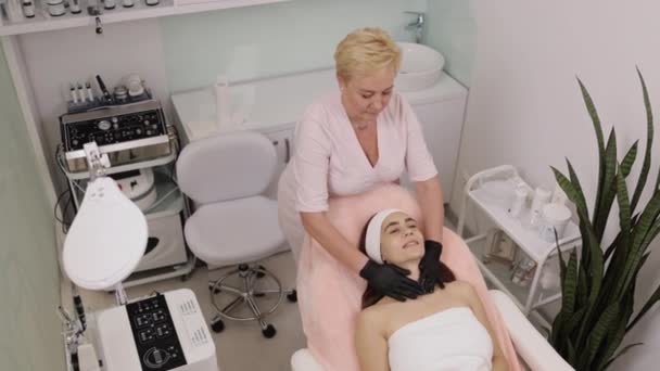 Behandlungsverfahren Beruhigungsprodukte Pflegecreme Gesichtscreme Mit Beruhigenden Eigenschaften Wird Vom Kosmetologen — Stockvideo