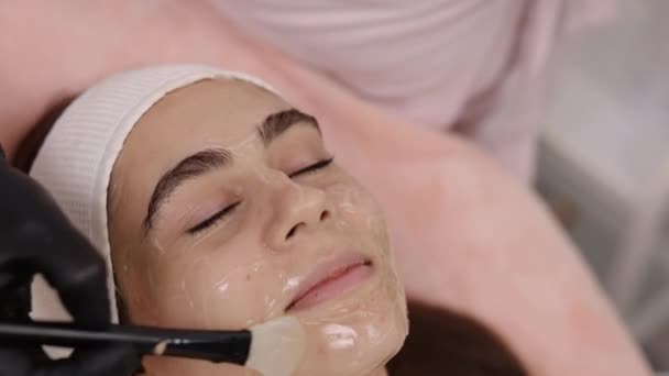 Voorbereiding Van Behandeling Rimpelreductie Schoonheidsbehandelingen Cosmetoloog Brengt Zorgvuldig Geleidende Gel — Stockvideo