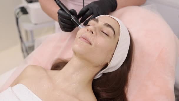 美容美发潮流 精彩纷呈的创新 程序步调 美容师对病人施行射频提升疗法 俗称射频提升疗法 — 图库视频影像