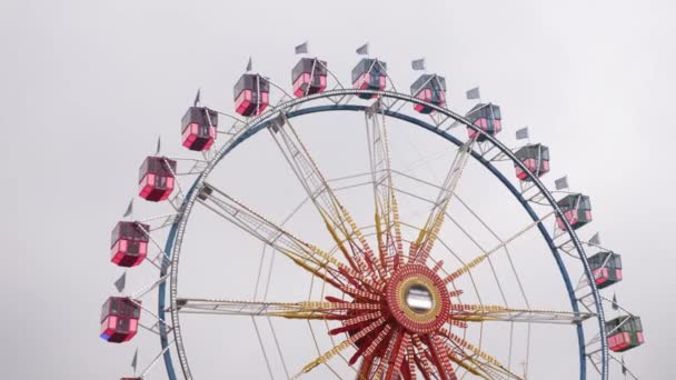 Observationshytter Nöjespark Metallkonstruktion Ferris Wheel Nöjespark Ljus Flerfärgad Pariserhjul Detaljer — Stockvideo
