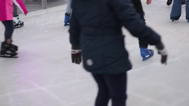 アイスリンク アウトドア活動 詳細な脚 人々は冬のアイスリンクでアイススケートに行きます 楽しみ それが冬であるとき クリスマスマーケット — ストック動画