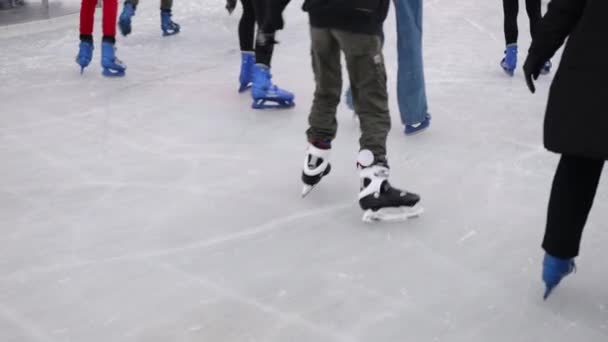 아이스 겨울을 즐기는 겨울에 아이스 링크에 아이스 스케이팅 베를린의 크리스마스 — 비디오