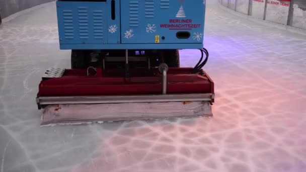 Úklid Vozidla Kluziště Zamrzlý Povrch Jasnými Světly Nad Hlavou Led — Stock video