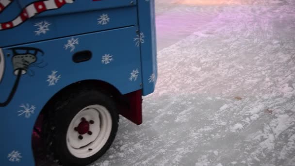Eislaufen Lichtdisplay Eisbahn Maschinen Eisglättemaschine Gleitet Unter Grellen Bunten Lichtern — Stockvideo