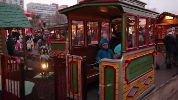베를린 2021년 12월 26일 어드벤처 캘린더 활기찬 시장에서 크리스마스 트리의 — 비디오