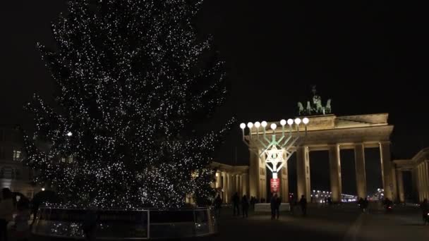 Kerstboom Culturele Oriëntatiepunt Boomverlichting Kerstboom Menorah Nachts Verlicht Door Brandenburger — Stockvideo
