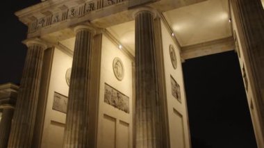 Aydınlanmış Kemer, Mimari Görkem, Berlin Alacakaranlığı. Gün batımından sonra Brandenburg Kapısı muhteşem bir ışık gösterisiyle ortaya çıkar..