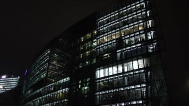 Towering Glass, Evening Skyline, Cam Güzellik. Şehir ışıklarını yansıtan cam ofis yapıları.