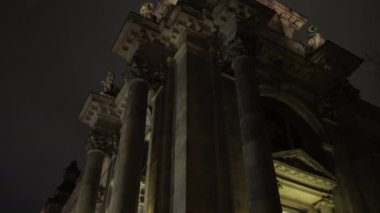 Bina ışıkları, Parlamento manzarası, Berlin ışıkları. Alman parlamento binası, Reichstag, geceleri güzel bir şekilde aydınlanıyor, bayraklar sallanıyor..