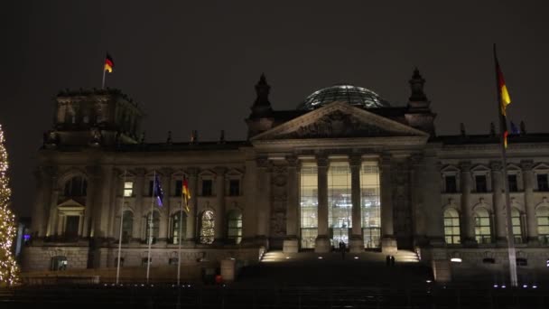 Turismo Reichstag Edificio Con Bandera Espectáculo Iluminación Edificio Germanys Reichstag — Vídeo de stock