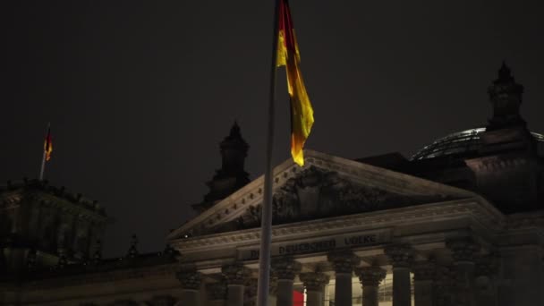 Nachtelijke Rondleiding Vlaggetjesshow Berlijn Avond Reichstag Building Gloeiend Met Lichten — Stockvideo