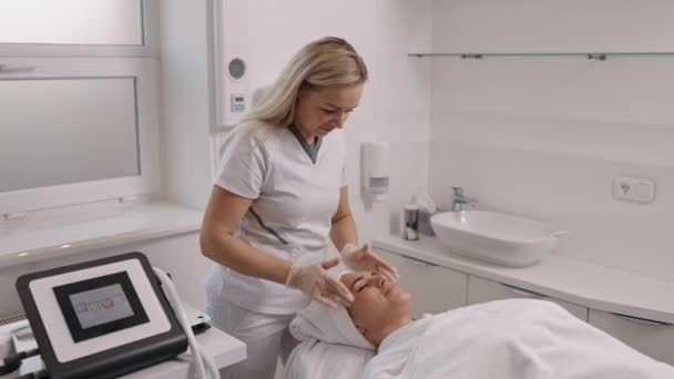 Clinica Bellezza Massaggio Viso Trattamento Viso Giovane Donna Ottenere Massaggio — Video Stock