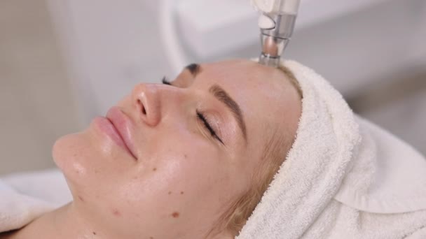 Лечение Кожи Массаж Вакуумная Терапия Крупным Планом Женщины Косметолога Выполняющей — стоковое видео