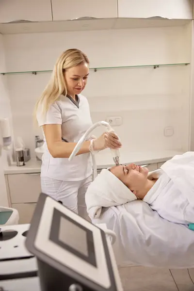Terapi Wajah Peningkatan Kecantikan Teknologi Ultrasound Beautician Dalam Pengaturan Klinis Stok Gambar Bebas Royalti