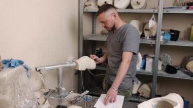 Protez kalıbı, tasarım optimizasyonu, yenilik protezi. Kalça disartikülasyonu protez bacak kalıbı üretiminde insan tarafından gereksiz parçaların çıkarılması.