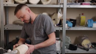 Küf tasarımı, protez bacak, verimlilik gelişimi. Gerekli olmayan bileşenlerin çıkarılması yoluyla insan ustalıkla kalça disartikülasyon protez kalıbı yaratıyor..