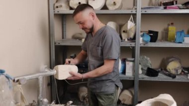 Verimlilik tasarımı, bacak protezi, verimli tasarım. Kalça disartikülasyonunu optimize eden adam. Protez bacak kalıbı. Gerekli olmayan tüm parçaları atarak..