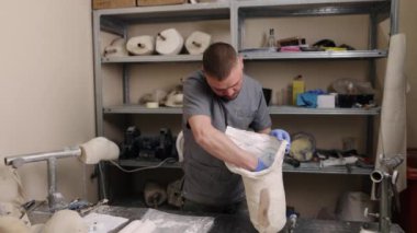 Plaster model, profesyonel çalışma alanı, alçı tasarımlar. Profesyonel stüdyoda, insan kalça disartikülasyonu protez bacak kalıbı için alçı modeli yaratır..