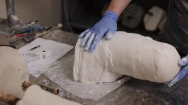 Sıva işçiliği, çalışma alanı yenilikleri, çalışma alanı organizasyonu. Profesyonel ortamda, protez bacak kalıbının alçı versiyonunu yaratmak kalça disartikülasyonu için tasarlanmış..