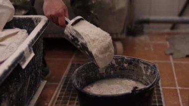 Model hazırlama, su birleştirme, modelleme. Alçıtaşından yapılmış alçıtaşını hazırlarken, insan suya alçıtaşı atar..
