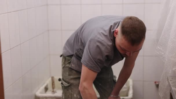 Σχεδιασμός Σοβάδων Τεχνικές Νερού Μείγματα Σοβάδων Άνθρωπος Ετοιμάζει Μοντέλο Από — Αρχείο Βίντεο