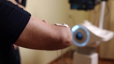 Kas stimülatörü, elektrot tedavisi, uyarıcı terapi. Kas uyarımına bağlı elektroterapi elektrotlarıyla hastaların kollarına yakından bakmak, müdahale etmeyen tedavinin detaylarını vurgulamak