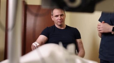 Robotik dış iskeletler, iyileşme teknolojisi, motor rehabilitasyonu. Gelişmiş robotik teçhizat, klinikte kol rehabilitasyonuna yardımcı olmak için fizyoterapist tarafından ustalıkla yönetilir..