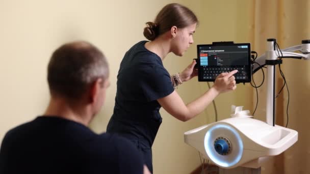 Χέρι Βοηθήματα Αποκατάστασης Μηχανήματα Θεραπείας Ειδικός Φυσικοθεραπευτής Χρησιμοποιεί Εξελιγμένα Ρομποτικά — Αρχείο Βίντεο