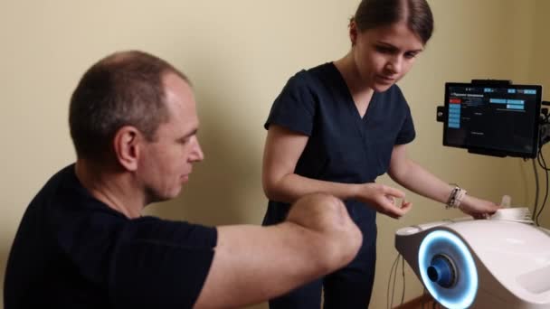 Ellenbogenschutz Stützhülle Behinderter Therapeut Wendet Schutzhülle Für Patienten Ellbogen Muskel — Stockvideo