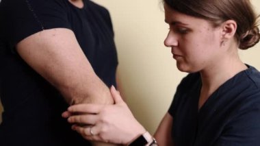 Stump bakımı, engelli terapisi, engelli bakımı. Engelli rehabilitasyonu terapistin hastaya dirsek koruması takıp, kas ve eklem restorasyonuna odaklanmasını gerektirir..